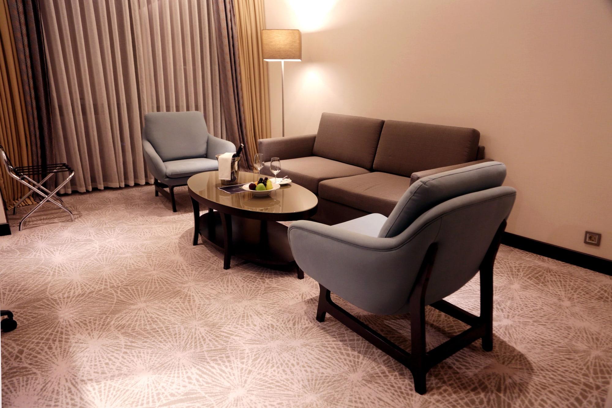 מלון Doubletree By Hilton Istanbul Umraniye מראה חיצוני תמונה A living room in a hotel suite