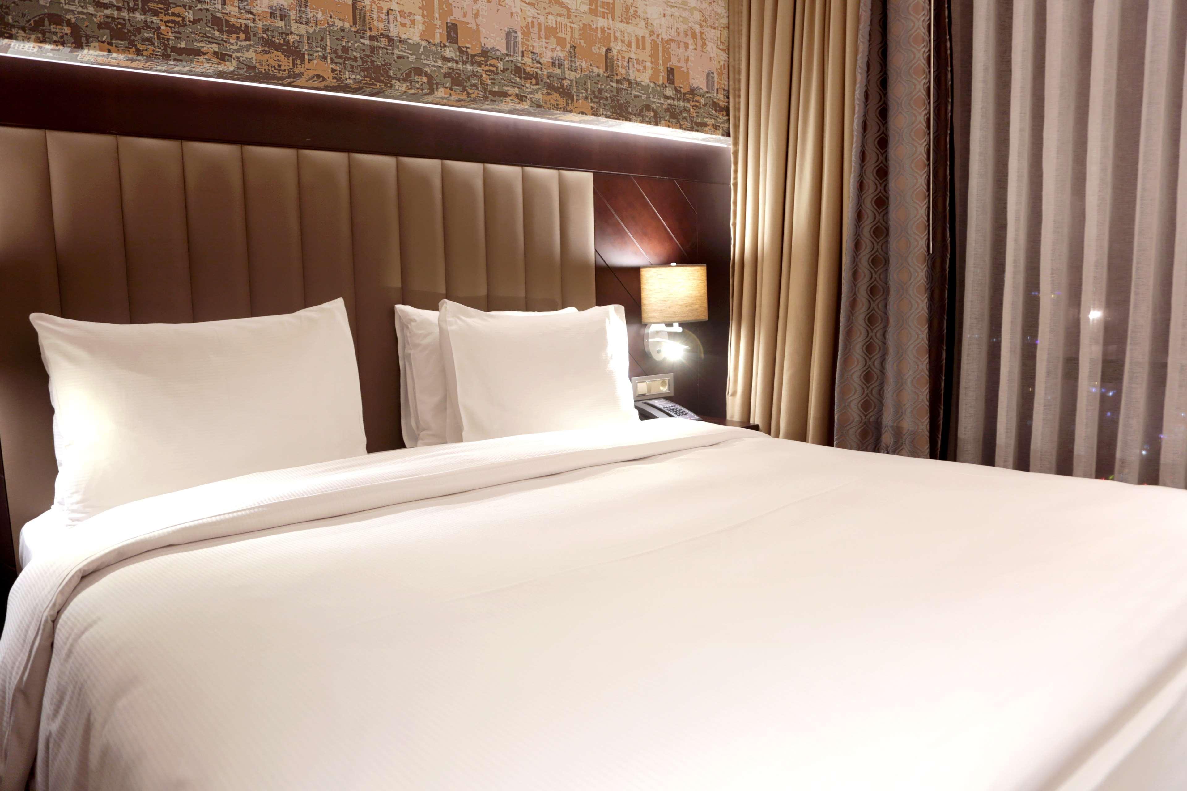 מלון Doubletree By Hilton Istanbul Umraniye מראה חיצוני תמונה A bed